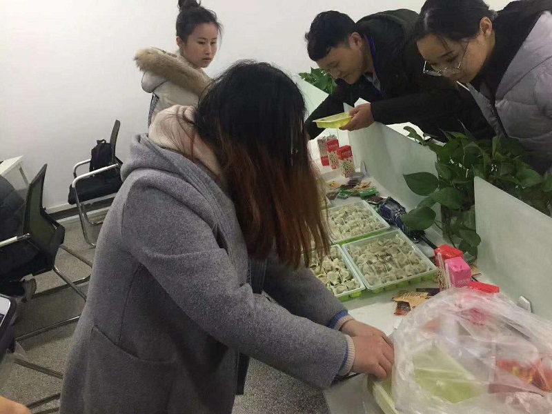今日冬至，啟邁給全體員工送溫暖